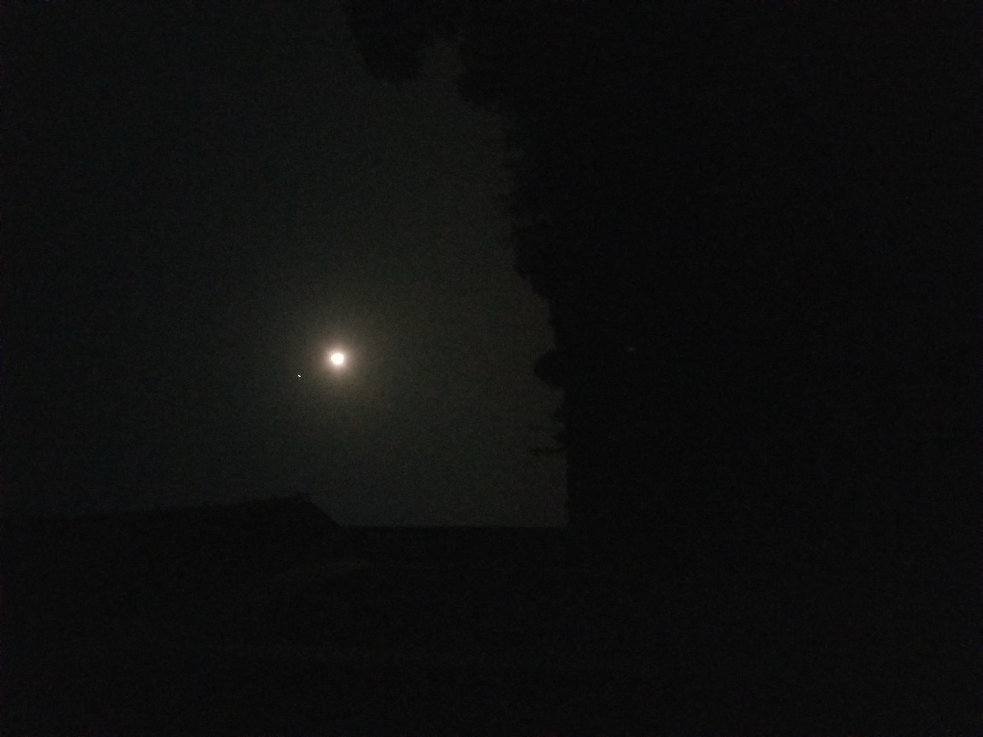 Light / Orb, Chevron / V-Shape sighting