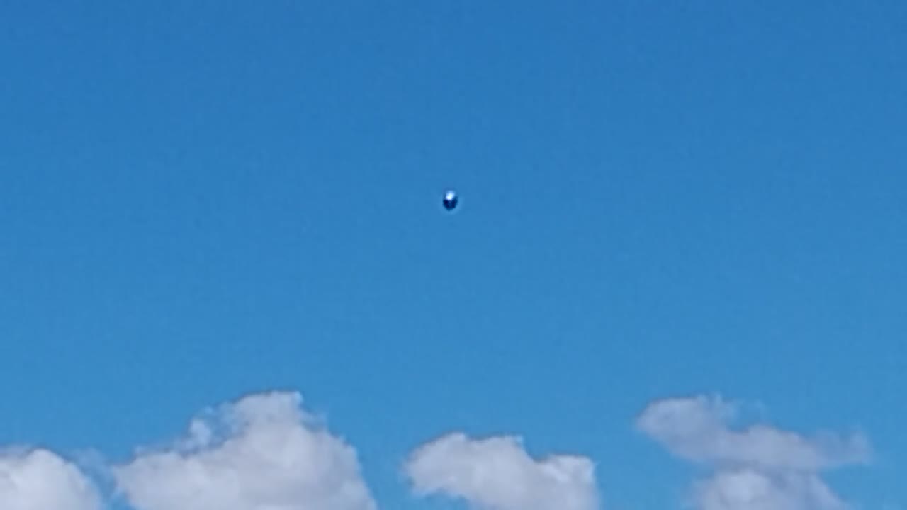 Light / Orb, Chevron / V-Shape sighting
