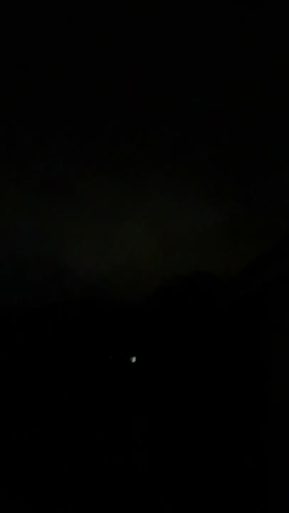 Light / Orb, Chevron / V-Shape sighting