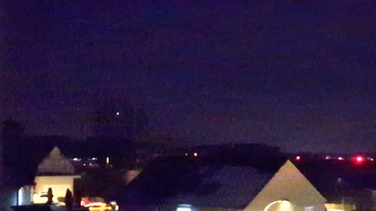 Light / Orb, Chevron / V-Shape, Formation / Multiple sighting