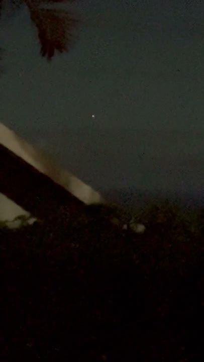 Light / Orb, Chevron / V-Shape sighting