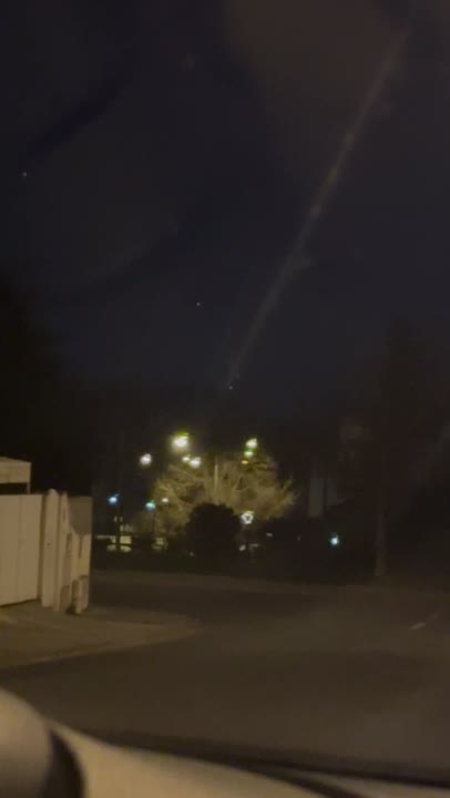 Light / Orb, Chevron / V-Shape sighting