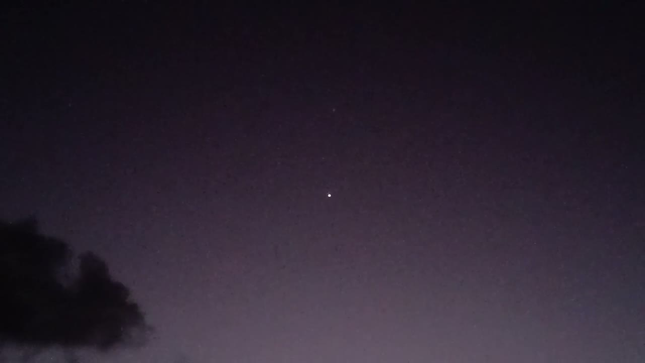 Light / Orb, Chevron / V-Shape sighting
