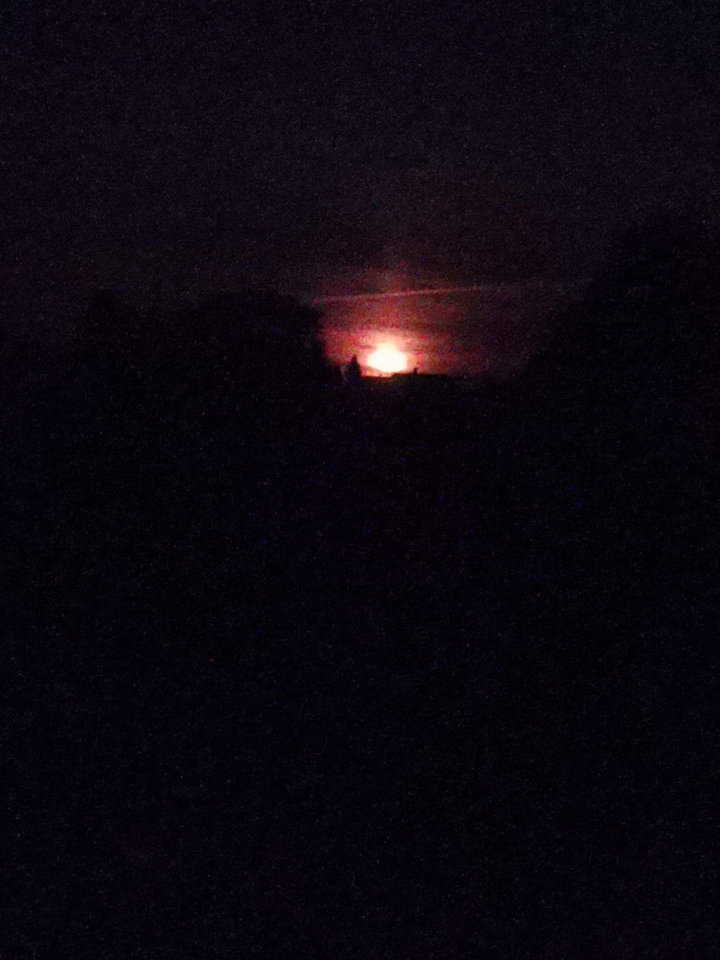 Light / Orb, Chevron / V-Shape sighting